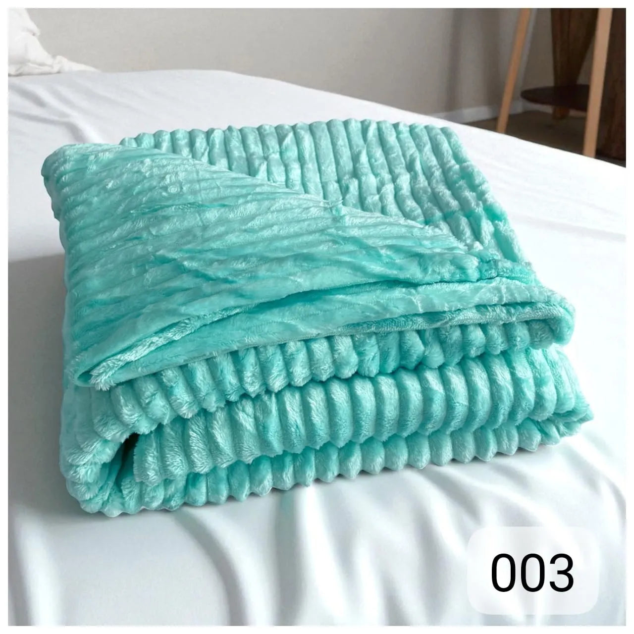 PAGA 1 LLEVA 2 | Cobija Tipo Piña Extra Suave 215 cm x 190 cm